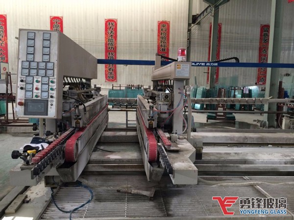 勇鋒鋼化玻璃生產設備：雙邊機