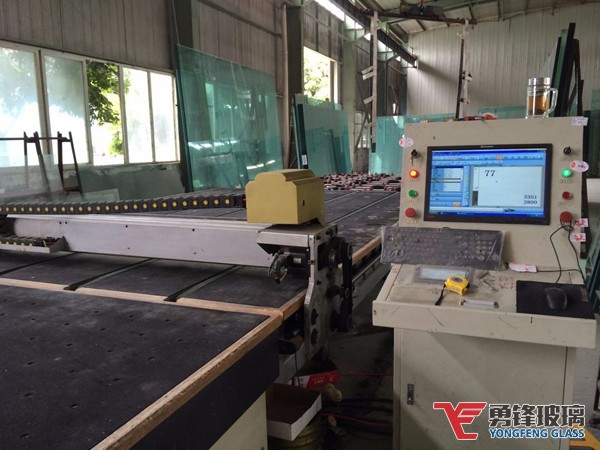 勇鋒鋼化玻璃生產(chǎn)設(shè)備：自動裁片機